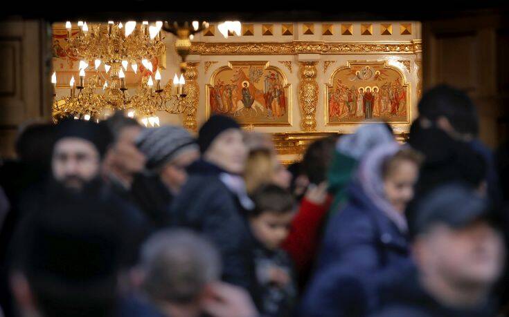 Η Ορθόδοξη Εκκλησία της Ρουμανίας επέτρεψε στους πιστούς να μεταλαμβάνουν με δικό τους κουτάλι