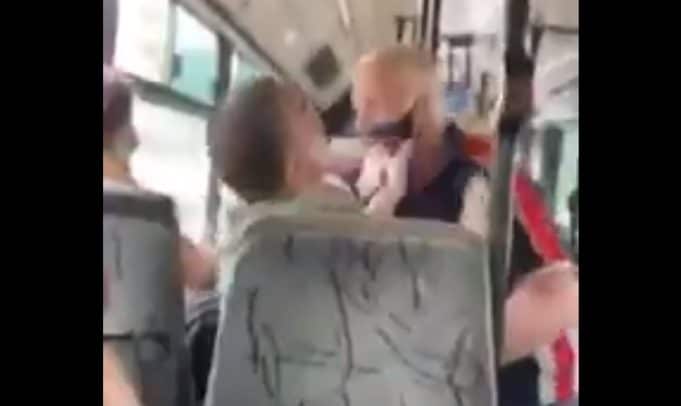 Άγρια συμπλοκή σε λεωφορείο του ΟΑΣΑ για τη μάσκα (video)