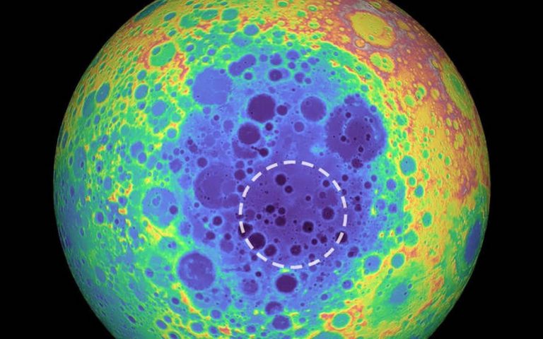 Τεράστια μυστηριώδης μεταλλική μάζα κάτω από τη σκοτεινή πλευρά της Σελήνης