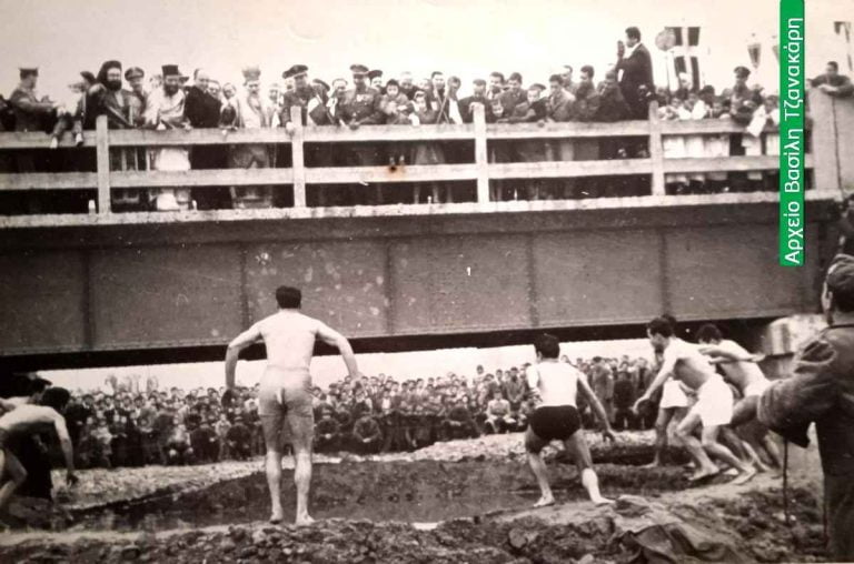 Τα Σέρρας που έφυγαν: Κολυμβητές βουτούν για τον Σταυρό το 1950