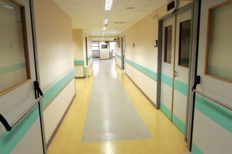 Τραγική ιστορία στο Νοσοκομείο Σερρών:  Συγγενείς δεν δέχονται ηλικιωμένη γιατί είναι θετική στον κορωνοϊό (video)