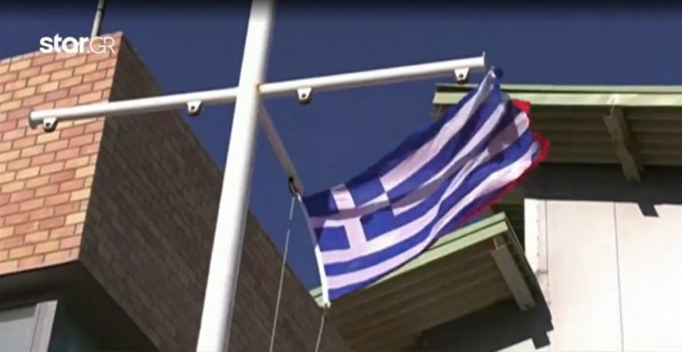 Απίστευτο: Έδεσαν κόμπο ελληνική και τουρκική σημαία για να τις υψώσουν μαζί!
