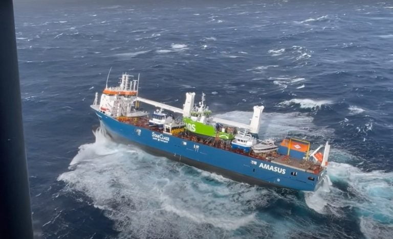 Νορβηγία: Oι δραματικές στιγμές της διάσωσης πληρώματος με το σκάφος που βυθίζεται (video)