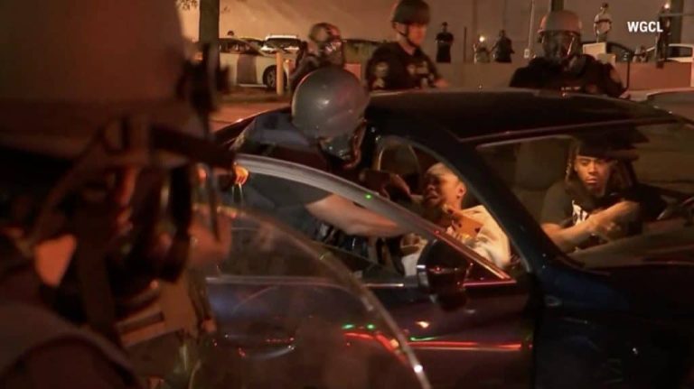 «Πολεμικό» σκηνικό στην Ατλάντα – Αστυνομικοί άρπαξαν Αφροαμερικανούς (video)