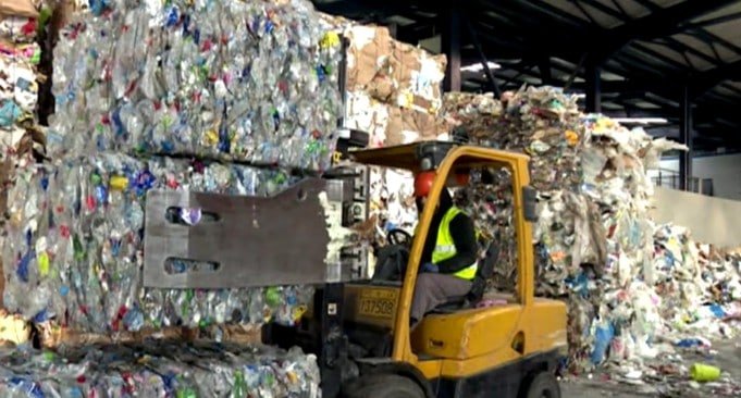 Ανακύκλωση: Πού πάνε τα σκουπίδια του μπλε κάδου
