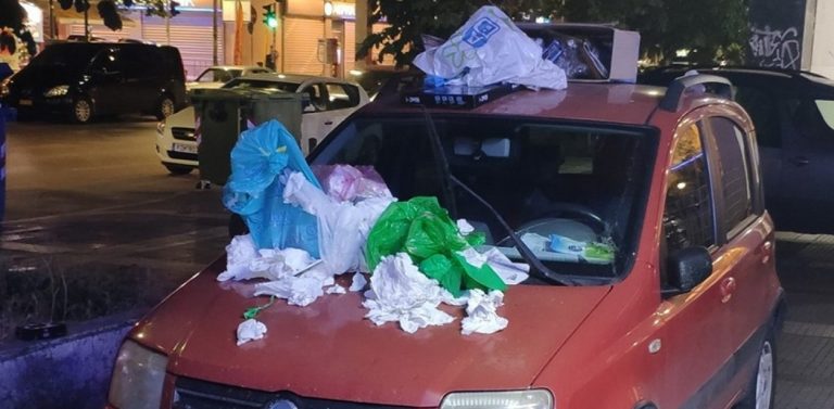 Θεσσαλονίκη: Αντί για κλήση γέμισαν με σκουπίδια το παράνομα παρκαρισμένο ΙΧ (pics)