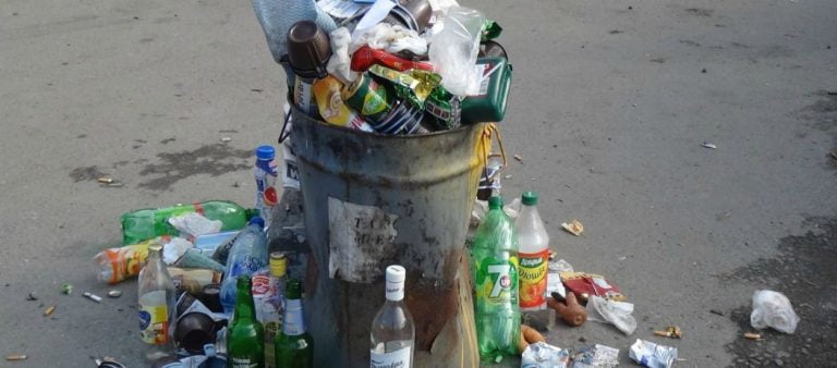 Εντυπωσιακό: Ο άνθρωπος που μαζεύει σκουπίδια και τα κάνει να αξίζουν μια περιουσία (βίντεο)