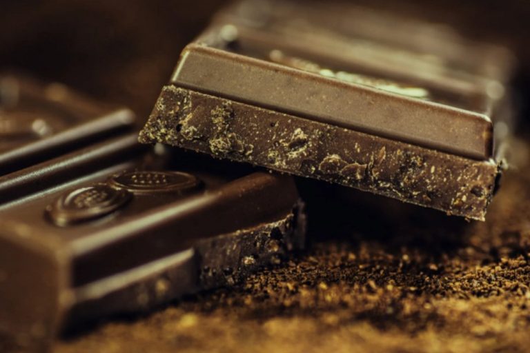 Μελέτη: Φάε μαύρη σοκολάτα – βοηθάει την καρδιά