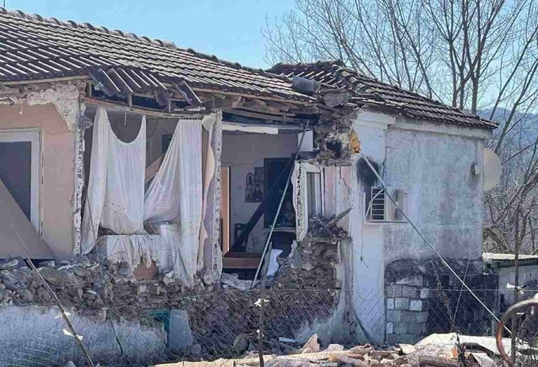 Σεισμός στην Ελασσόνα: Κατέληξε ο ηλικιωμένος  που είχε απεγκλωβιστεί από το σπίτι του
