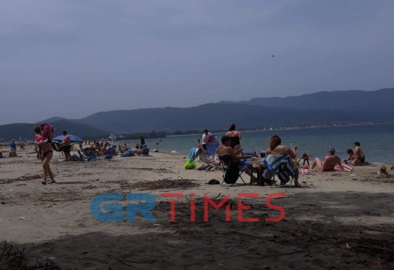 «Πλημμύρισε» από κόσμο η παραλία στον Σταυρό Θεσσαλονίκης