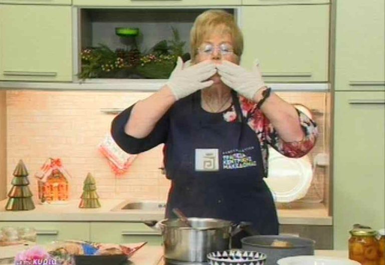 Μαγειρεύουμε με την κα Στέλλα: Υπέροχα μελομακάρονα & παραδοσιακή φασολάδα- video