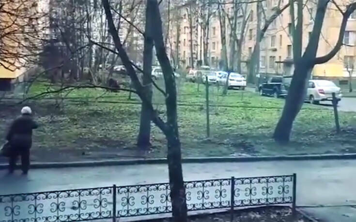 Ομηρία στην Αγία Πετρούπολη: Οχυρώθηκε στο διαμέρισμα με τα έξι παιδιά και απειλεί (video)