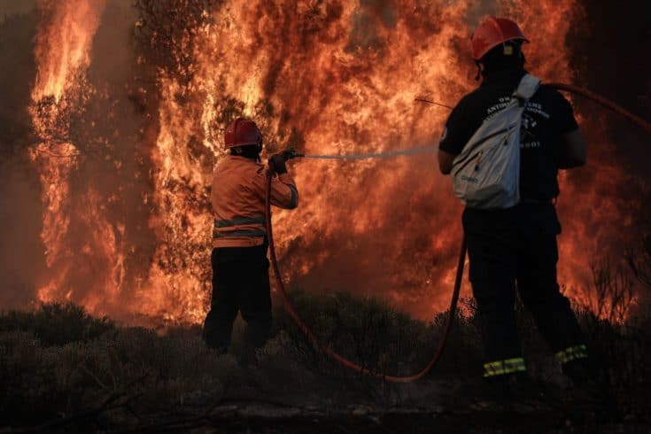 Κορινθία: Μαίνεται η φωτιά στις Κεχριές – Αναφορές για 10 σπίτια καμένα (video)