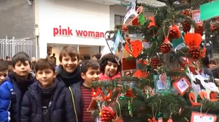 Σέρρες : Πλημμύρισαν παιδικές φωνές και χριστουγεννιάτικα στολίδια οι πεζόδρομοι (video)
