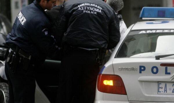 Συνελήφθη 19χρονος που επιτέθηκε και τραυμάτισε 20χρονο σε συμπλοκή νεαρών σε παραλία