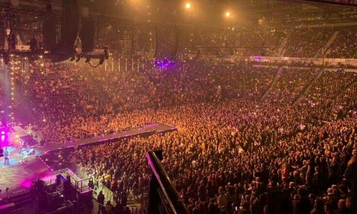 Κορονοϊός: 26.000 άνθρωποι συνωστίζονται σε συναυλία των Stereophonics στο Μάντσεστερ