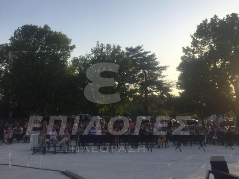 Σέρρες- τώρα: Μεγάλη η προσέλευση για την επετειακή συναυλία με τον Γιώργο Ανδρέου στο πάρκο Ηρώων Σερρών