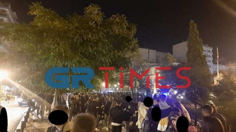 Απίστευτος συνωστισμός το βράδυ στο κέντρο της Θεσσαλονίκης (video)