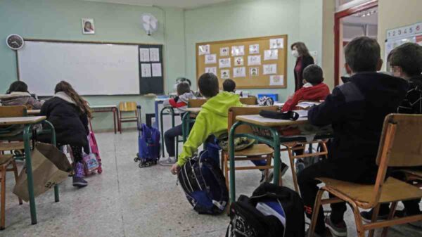 Σχολεία: Χωρίς μάσκα και τεστ το άνοιγμα - Η εισήγηση της Επιτροπής