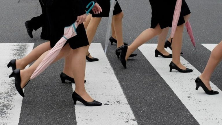 Οι Γιαπωνέζες διαμαρτύρονται γιατί υποχρεούνται να φορούν ψηλοτάκουνα στη δουλειά