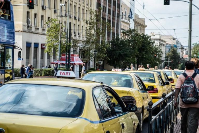 Ταξί: Οδηγοί στη Θεσσαλονίκη εκτελούσαν «κούρσες» με tablet κι απενεργοποιημένα ταξίμετρα