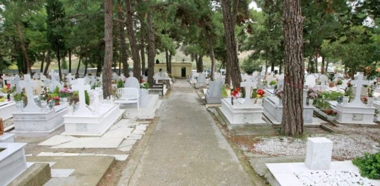 Θεσσαλονίκη: Σκάβουν νέους τάφους για τα θύματα του κορονοϊού