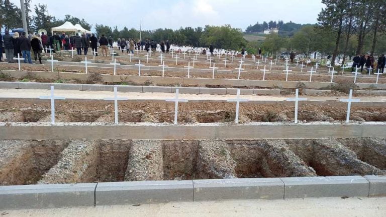 Θεσσαλονίκη: Δεκάδες νέους τάφους άνοιξαν στα κοιμητήρια λόγω Covid- Σοκαριστικές εικόνες