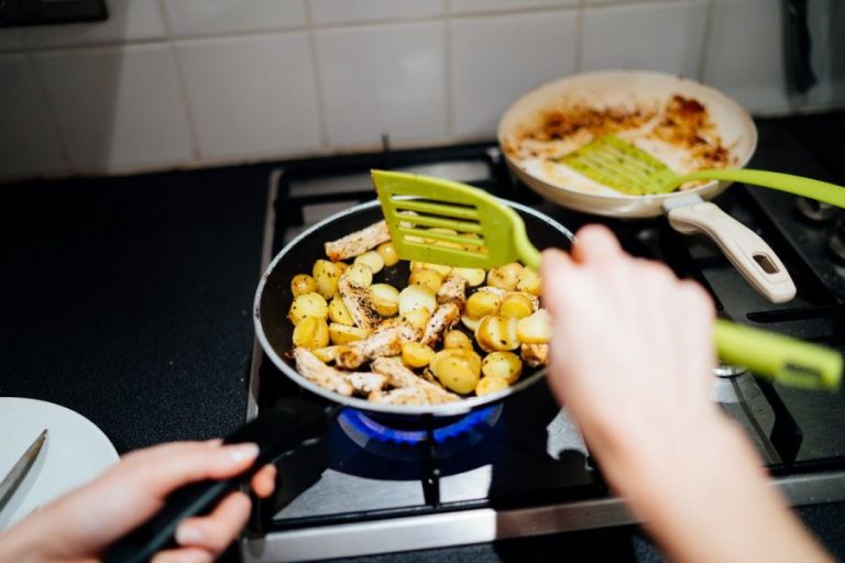 Τροφική δηλητηρίαση: Ποια λάθη στην κουζίνα αυξάνουν τον κίνδυνο