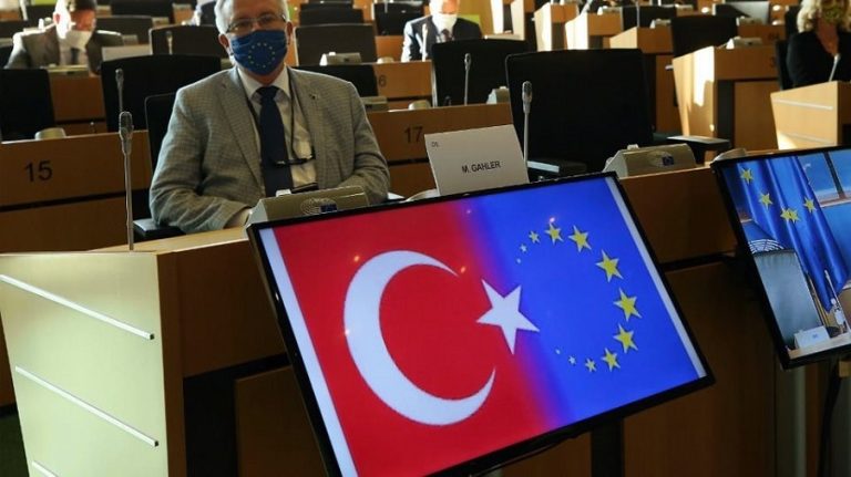Προβοκάτσια Τσαβούσογλου μέσα στο Ευρωκοινοβούλιο – Εμφάνισε την σημαία της ΕΕ ως ημισέληνο!