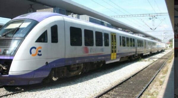 Σύγκρουση αμαξοστοιχίας του προαστιακού με φορτηγό όχημα στην Αυλίδα - Δεν υπάρχουν τραυματισμοί