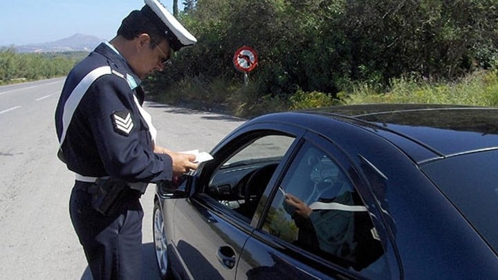 «Κολλημένοι» με το κινητό στην οδήγηση οι Έλληνες – «Αγριεύει» ο ΚΟΚ, έρχονται τσουχτερά πρόστιμα