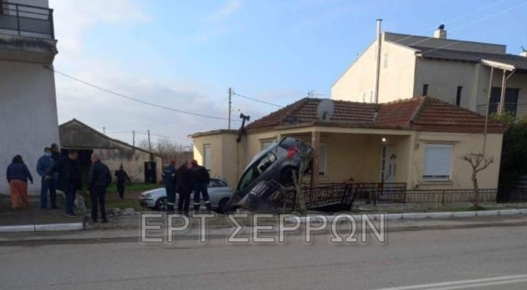 Απίστευτο τροχαίο στις Σέρρες: Αυτοκίνητο “κρεμάστηκε” σε φράχτη μονοκατοικίας