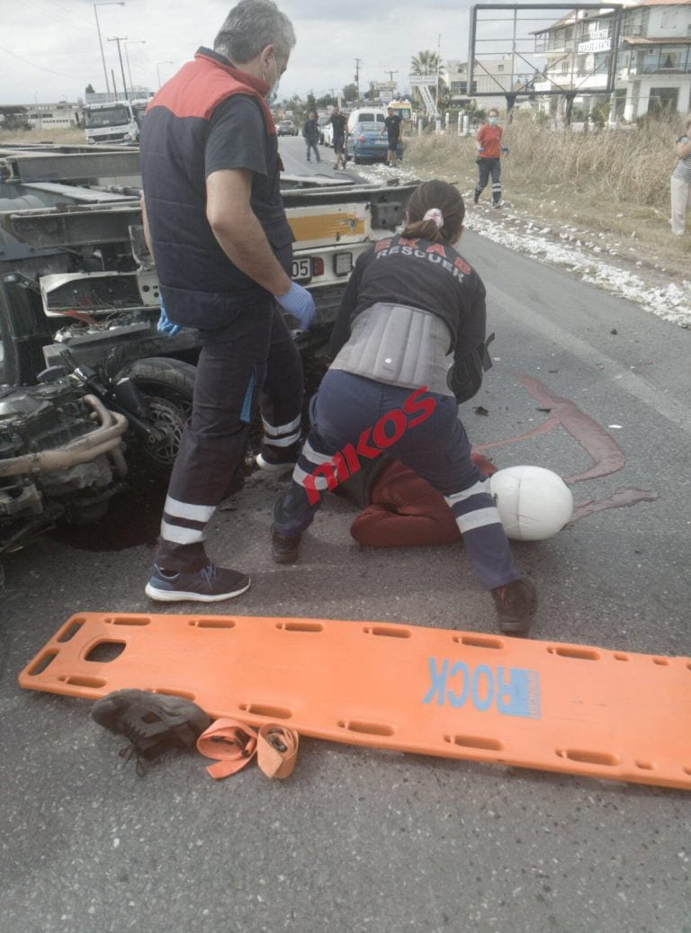 Γιαννιτσά: Σφοδρό τροχαίο μοτοσικλέτας με νταλίκα – Το κράνος έσωσε τη ζωή του οδηγού της μηχανής (φωτο)
