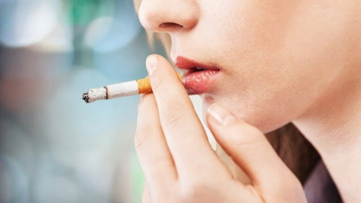 Πανελλαδική έρευνα: Ενας στους δύο μη καπνιστές θεωρούν τους καπνιστές λιγότερο ελκυστικούς και επιθυμητούς ﻿