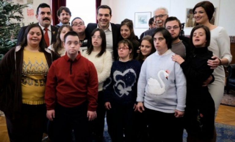 Τα κάλαντα από παιδιά με σύνδρομο Down άκουσε ο Αλέξης Τσίπρας στο ΥΜΑΘ