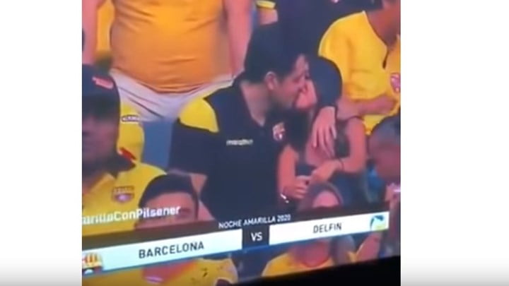 Τον έπιασε η κάμερα να φιλάει την ερωμένη του στο γήπεδο – Η αντίδρασή του έγινε viral (video)