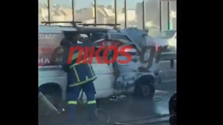 Κηφισός: Φορτηγάκι τυλίχθηκε στις φλόγες (video)
