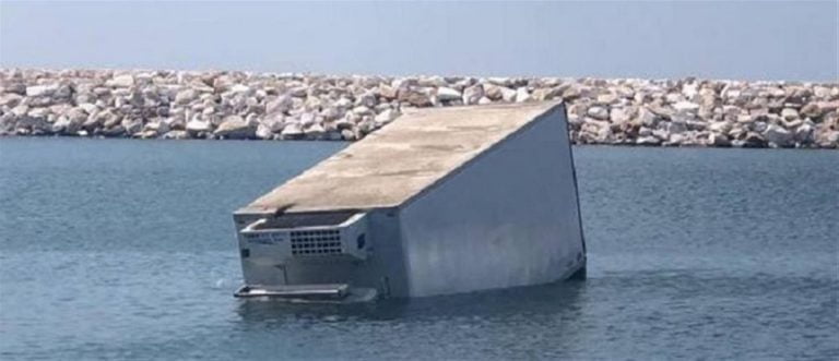 Θάσος: Φορτηγό έπεσε στην θάλασσα