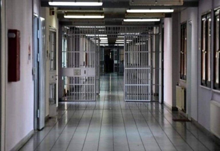 Στη φυλακή ο αστυνομικός του αεροδρομίου «Μακεδονία» για παράνομη διακίνηση μεταναστών- Τι ισχυρίστηκε