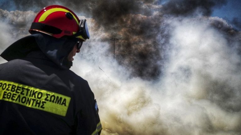 Ανεξέλεγκτη φωτιά στη Θήβα: Κατευθύνεται προς τα όρια της Βοιωτίας με την Αττική