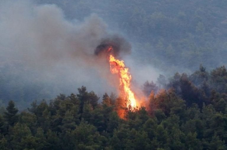Πυρκαγιά στο Μενίδι: Κλειστή η λεωφόρος Πάρνηθος