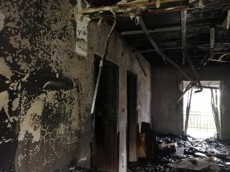 Από κεραυνό ξέσπασε φωτιά και κατέστρεψε ολοσχερώς σπίτι στην Ασπροβάλτα