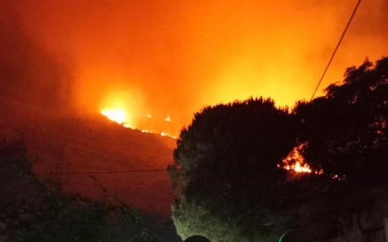 Δύσκολη η νύχτα στην Κεφαλονιά: Συνεχίζεται η μάχη με τις φλόγες – Απομακρύνθηκαν οι κάτοικοι σε 5 xωριά