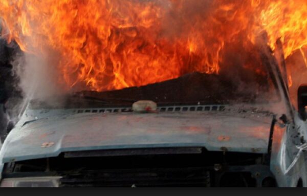 Φωτιά σε κάδο απορριμμάτων στη Θεσσαλονίκη: Κάηκε ολοσχερώς ΙΧ, σοβαρές ζημιές σε άλλα δύο – Βίντεο ντοκουμέντο