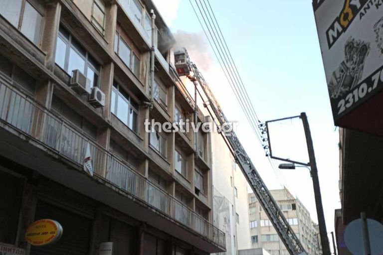 Θεσσαλονίκη: Στις φλόγες στούντιο στο Βαρδάρη – Εγκλωβίστηκαν ένοικοι (φωτο & video)