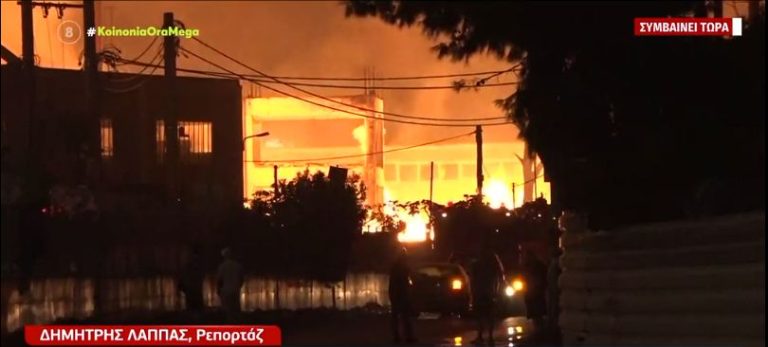 Ασπρόπυργος: Στις φλόγες εργοστάσιο ξυλείας- “Μάχη” για να μην επεκταθεί η φωτιά