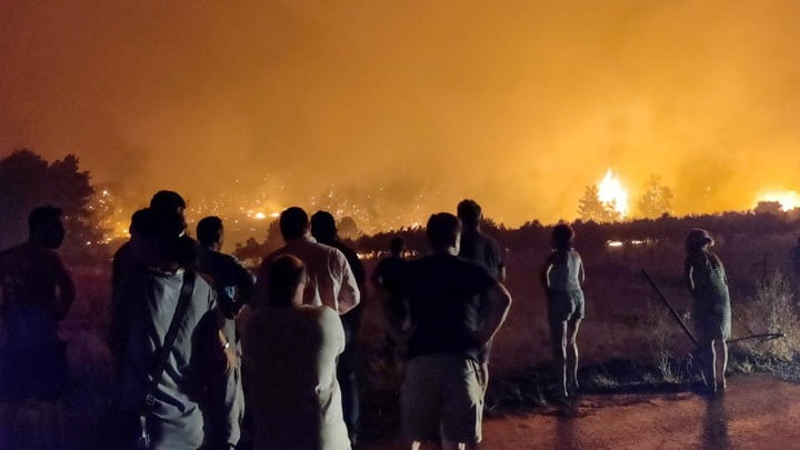 Πυρκαγιά στη βόρεια Εύβοια – Εκκενώνεται και το χωριό Κεχριές