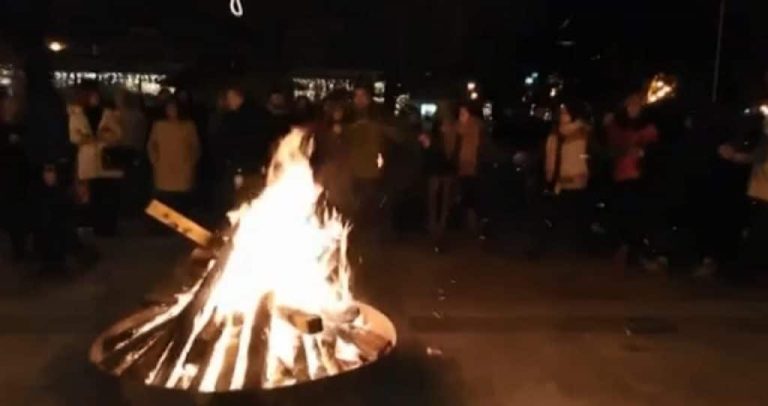 Σέρρες : Νταούλια και ζουρνάδες για τη φλόγα των Χριστουγέννων στην Πλατεία Ελευθερίας (video)