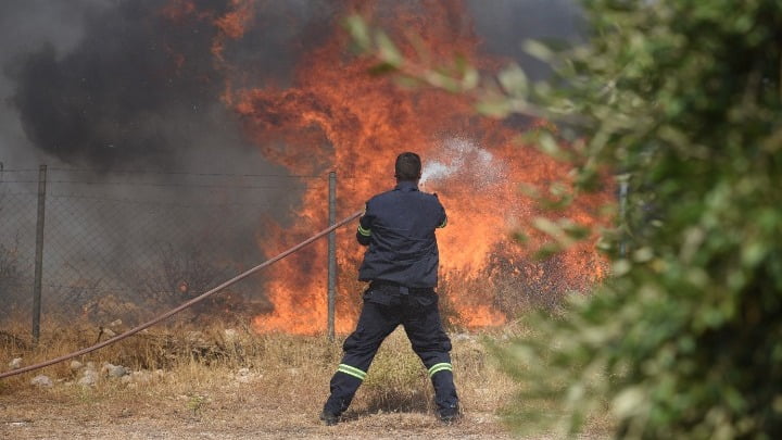 Μεγάλες φωτιές σε Ρόδο, Αγρίνιο και Σουφλί – Εκκενώθηκαν οικισμοί και χωριά