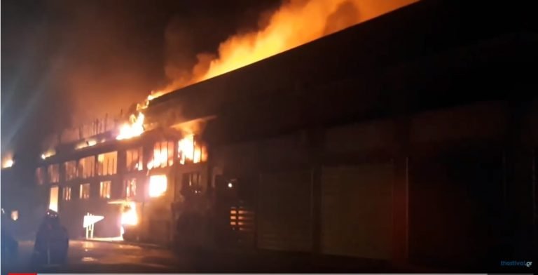 Θεσσαλονίκη: Μάχη με τις φλόγες δίνουν οι πυροσβέστες στη Σίνδο – Καίγεται ολοσχερώς αντιπροσωπεία γεωργικών μηχανημάτων (video)